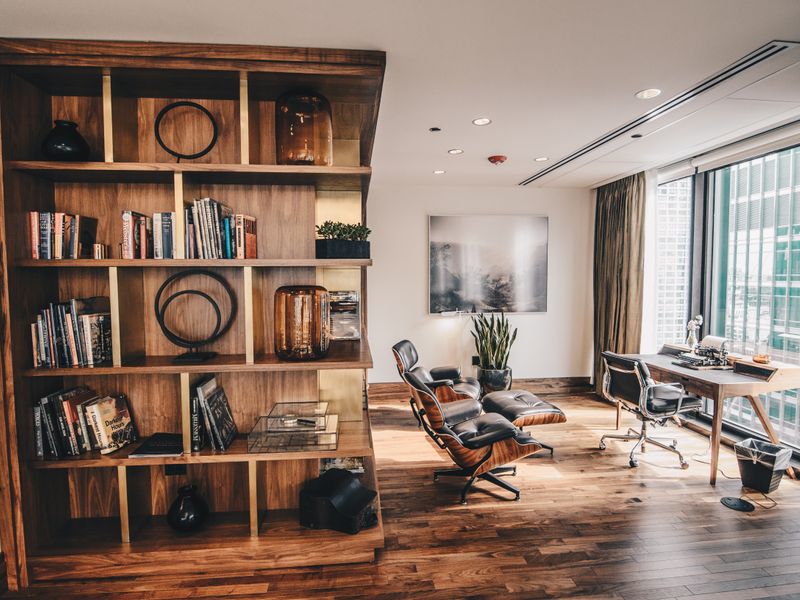 Bibliothèque en bois massif réalisée sur-mesure