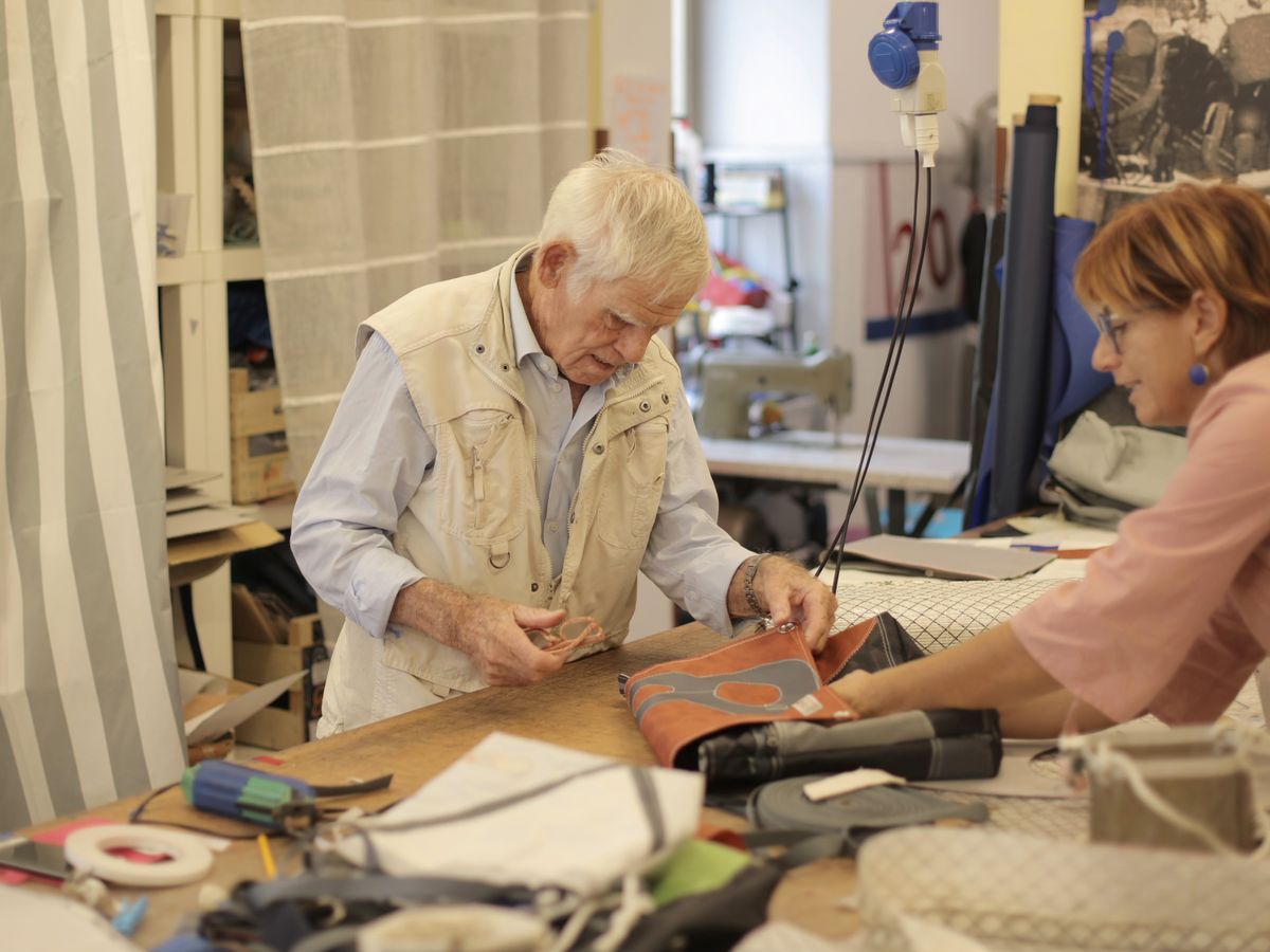 Artisan au travail dans l'atelier de maroquinerie Atelier Laval