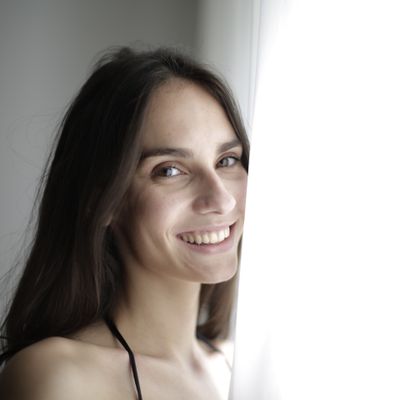 Claire, cliente d'Atelier Laval, avec son Mini Sac en cuir