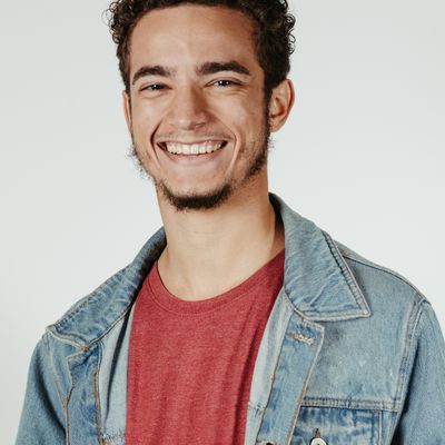 Marc, client d'Atelier Laval, avec son accessoire en cuir