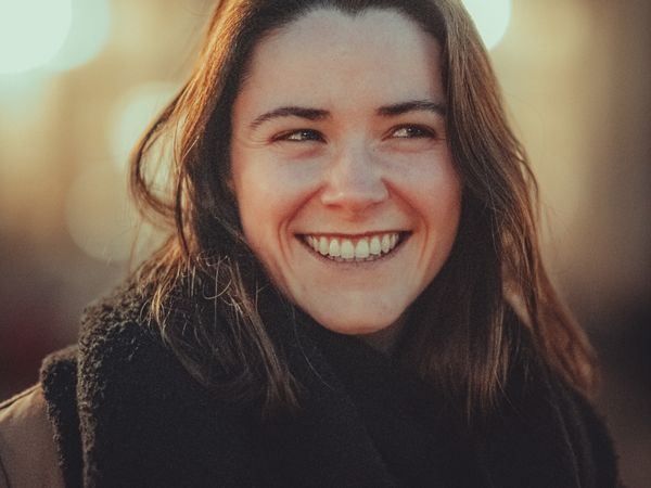 Sophie, cliente d'Atelier Laval, souriante en lumière chaude