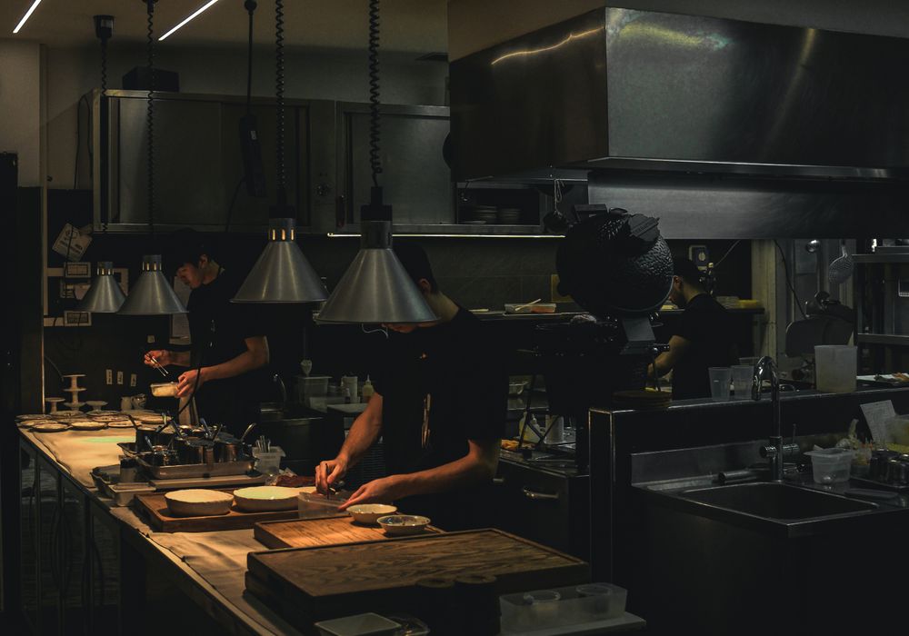 L'équipe de l'Atelier des Saveurs réunie, sourire et complicité avant le service.